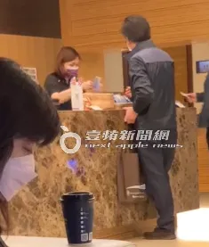 櫃檯點收邱仲峯遞給的3千，並確認是預訂綠景湯屋，使用2小時。特勤中心攝