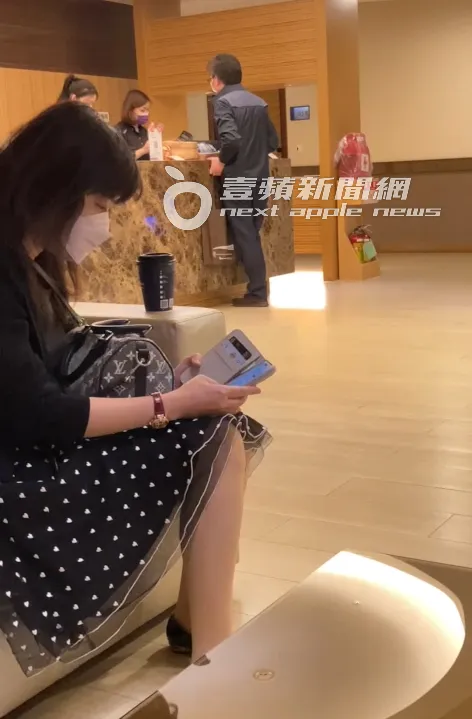 楊智惠（前）將生日當天揹的同款LV包包放在腿上，當起低頭族等他。特勤中心攝