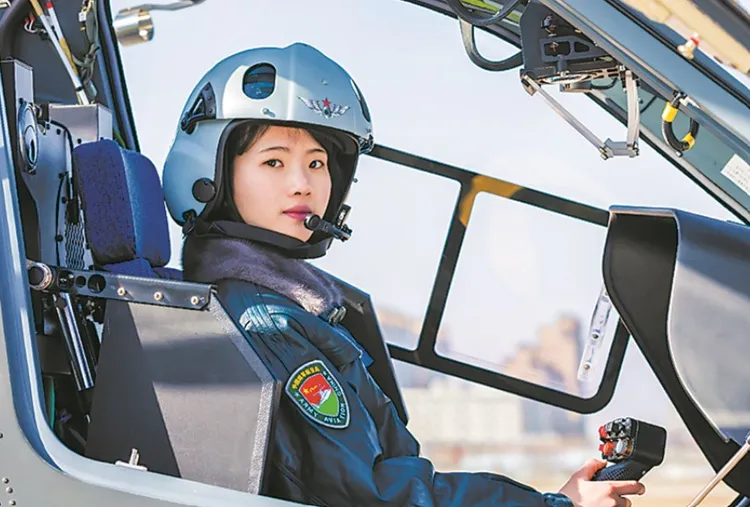 徐楓燦坐在直升機駕駛艙證明她是飛行員。翻攝微博/解放軍陸軍航空兵