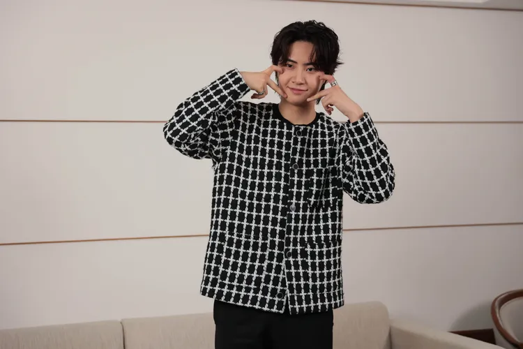 李鎭赫比出臉頰愛心。彭欣偉攝