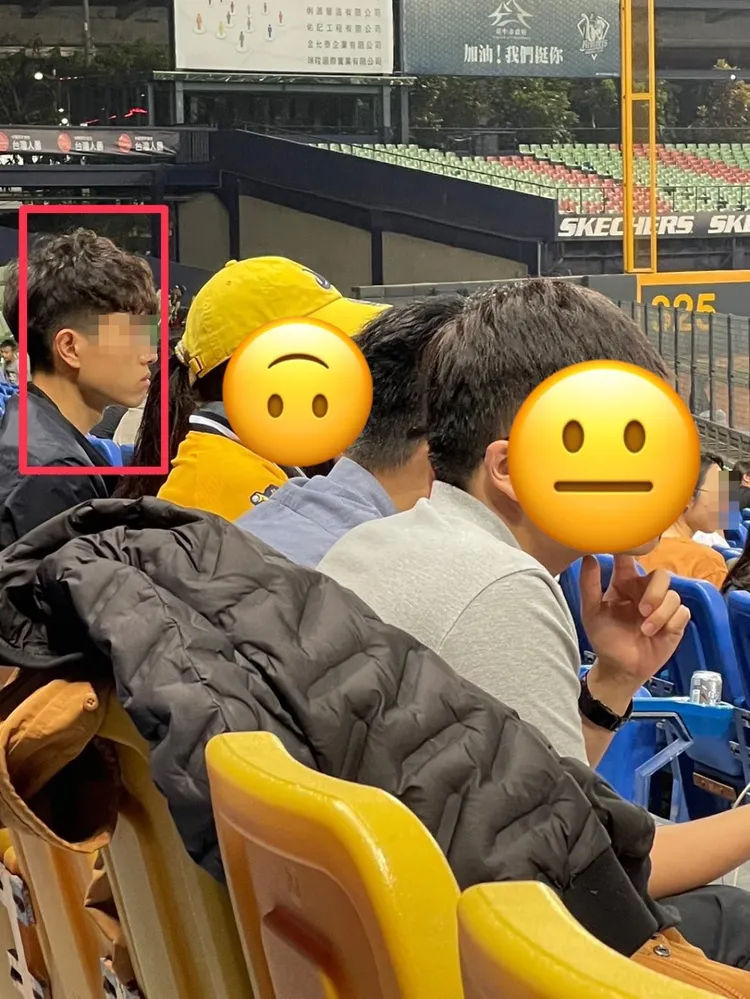男子(紅框處)遭控搶走女球迷手中棒球。翻攝自爆料公社