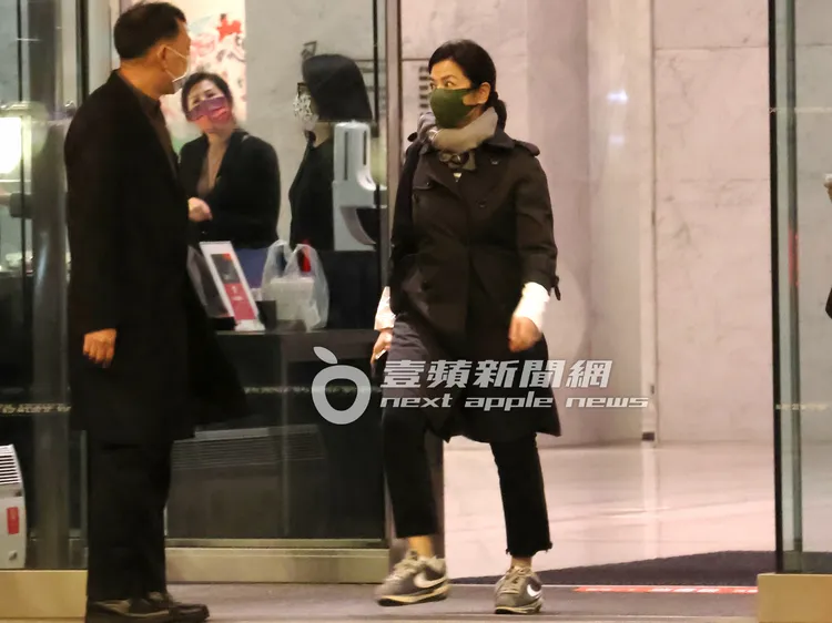 港星鍾楚紅（右）步出寒舍艾美酒店準備上車。特勤中心攝