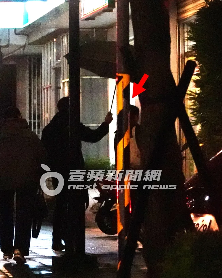 鍾楚紅（右）由司機幫忙撐傘，走進餐廳準備用餐。特勤中心攝