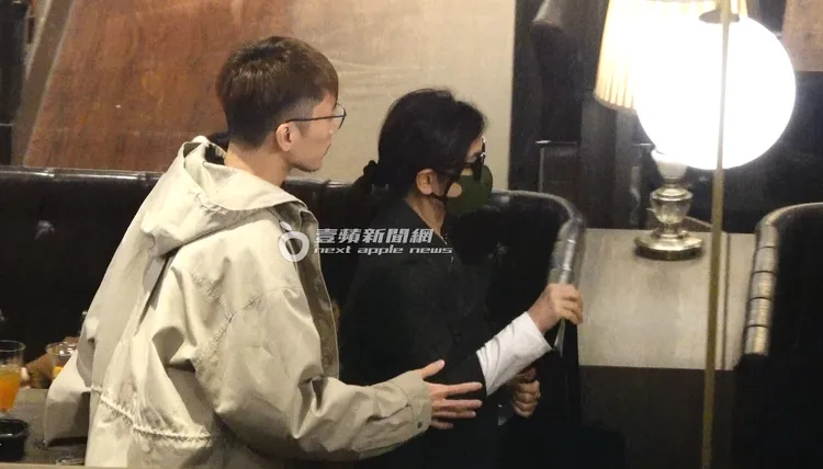 鍾楚紅（右）與友人一同走到咖啡廳室內。特勤中心攝