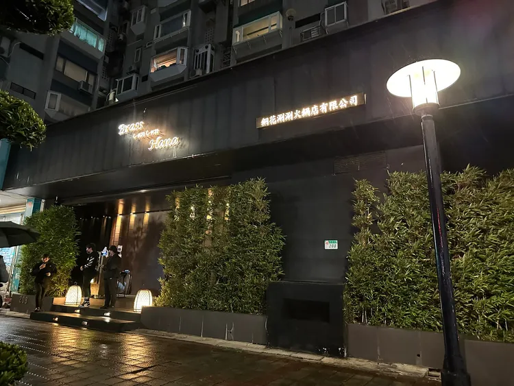 鍾楚紅昨晚於松山區的高檔火鍋店用晚餐。特勤中心攝