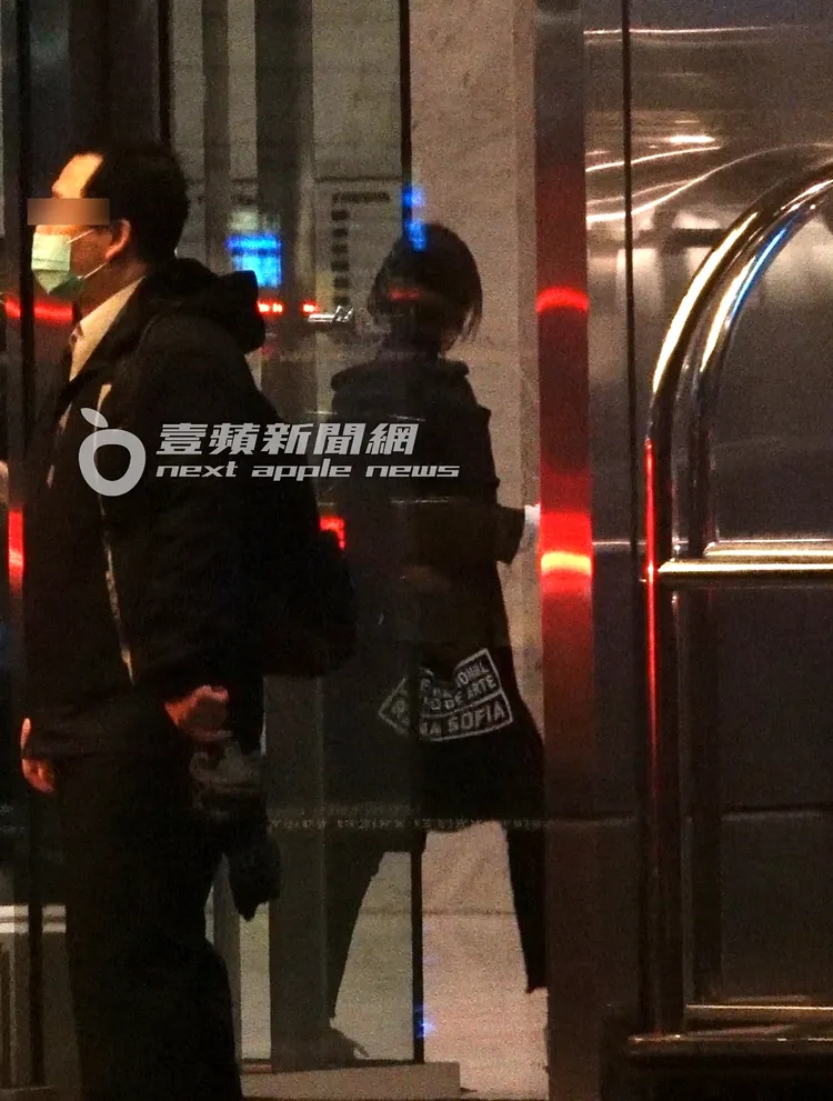 鍾楚紅走進寒舍艾美酒店休息，等待晚餐時間。特勤中心攝