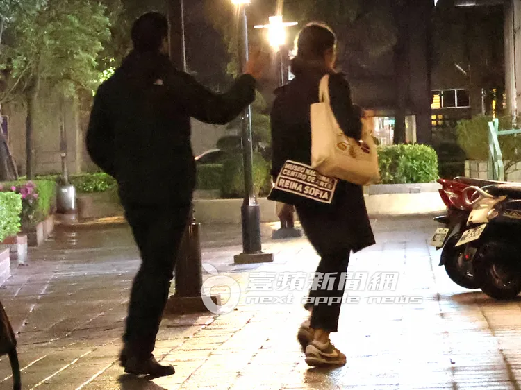 港星鍾楚紅（右）來到光復北路的高檔餐廳用餐。特勤中心攝