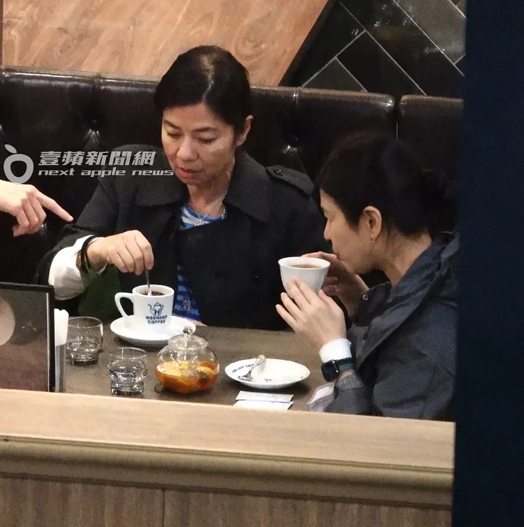 凍齡女神鍾楚紅（左）低著頭認真攪拌咖啡，胞妹也和她一樣是高顏值。特勤中心攝