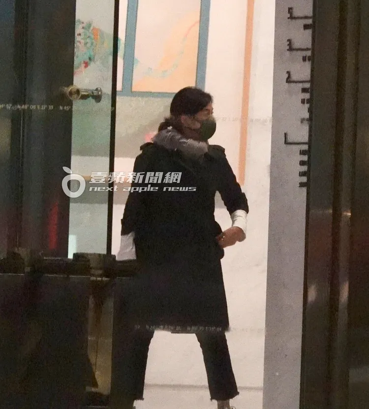 鍾楚紅步出寒舍艾美酒店，不時回頭查看。特勤中心攝