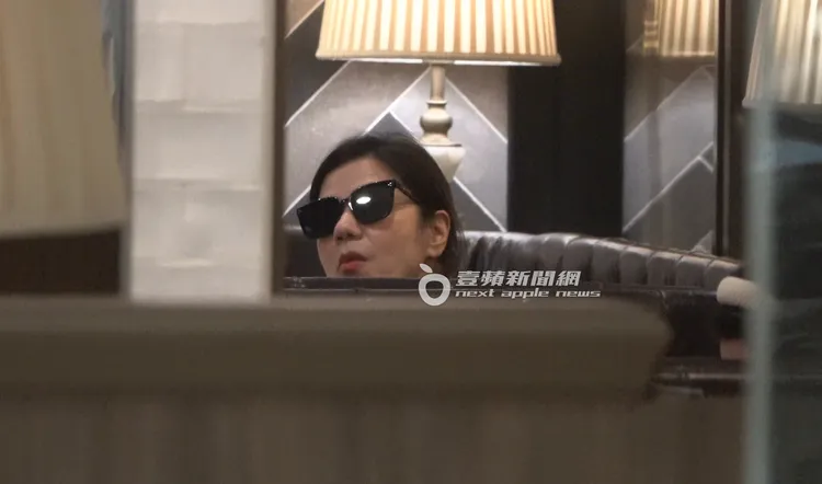 鍾楚紅準備離開咖啡廳，戴上太陽眼鏡，散發滿滿巨星氣場。特勤中心攝