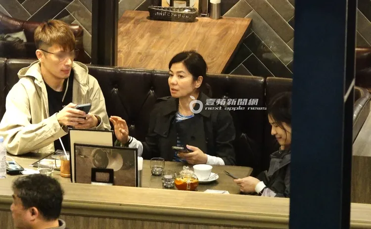 港星鍾楚紅（中）頂著素顏、綁著一頭俏麗低馬尾，顯得相當有活力，高顏值親妹妹就坐在一旁。特勤中心攝