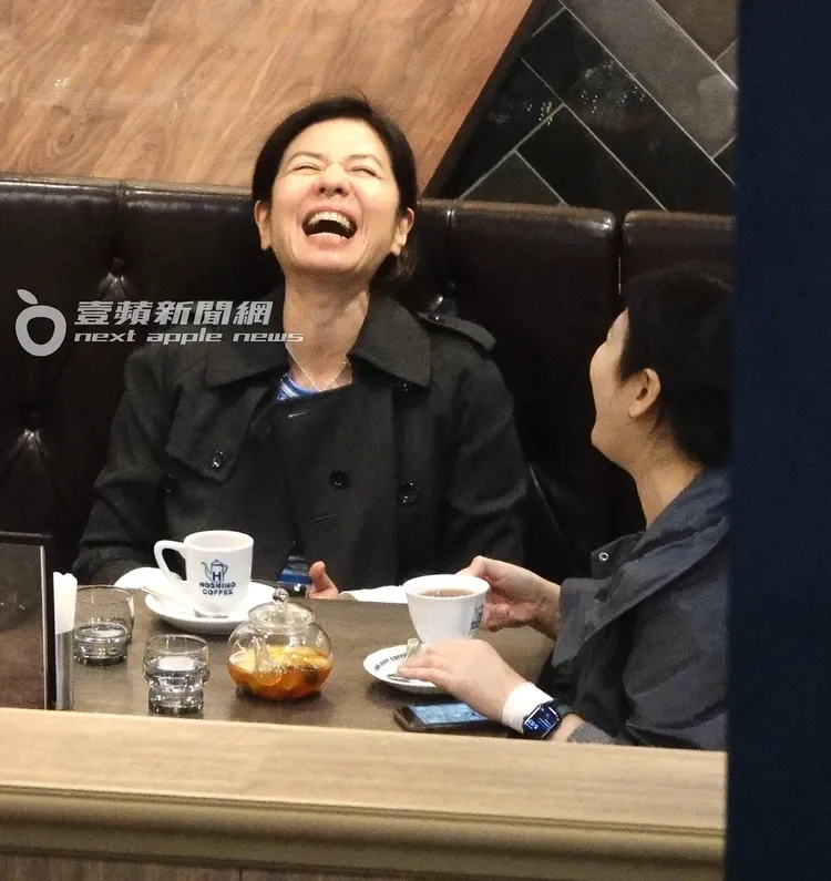 鍾楚紅聊天聊到一半，突然抬頭仰天大笑，看上去心情相當愉快。特勤中心攝