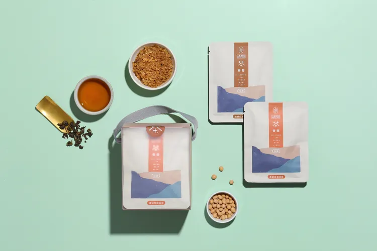 NO MEATING一植肉與台北動物園合作之茶香鬆石虎聯名禮袋，內有貴妃烏龍茶香鬆與伯爵紅茶茶香鬆兩款新品。業者提供