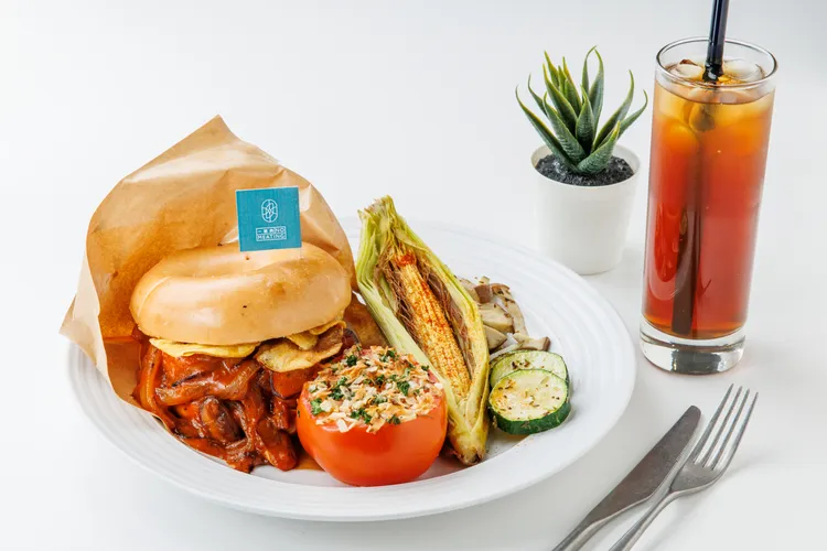 Become Brunch鐵板肉排食蔬貝果堡。業者提供