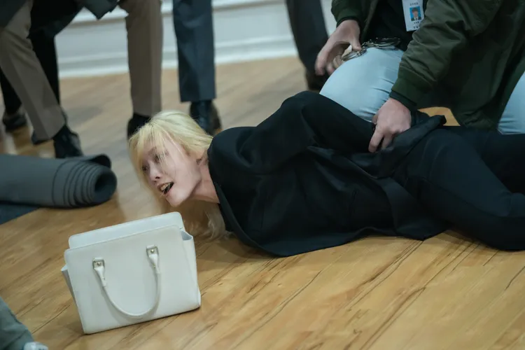 金赫拉嗑藥又刺傷車珠英，被警方制伏在地。Netflix提供