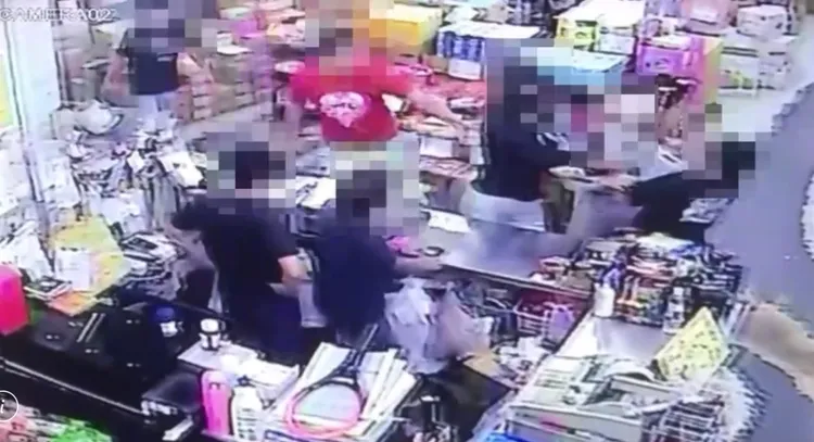 明仁會幫眾於超商內追打不願入會的被害人，絲毫不顧他人眼光，囂張至極。翻攝畫面