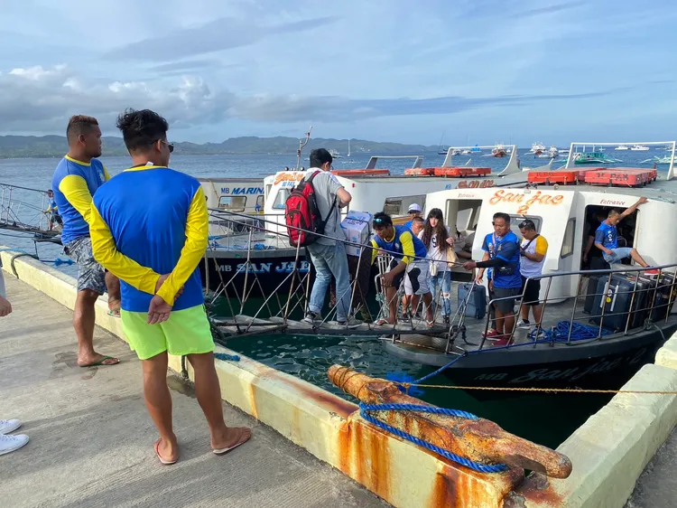 出入長灘島就得坐船。陳怡文攝