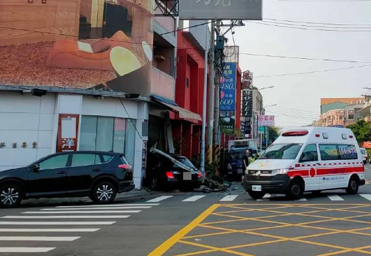 救護車到場將三名傷者送往大里仁愛醫院醫治。讀者提供