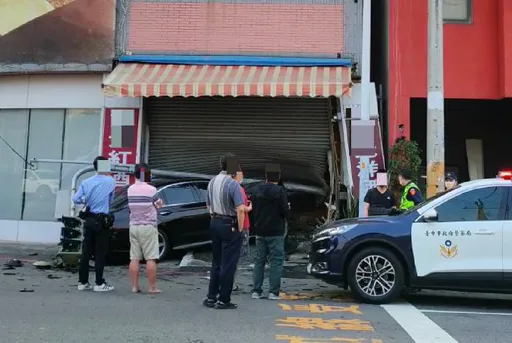 台中賓士閃騎士衝洋酒行　駕駛酒測超標釀3傷！撞擊瞬間曝光