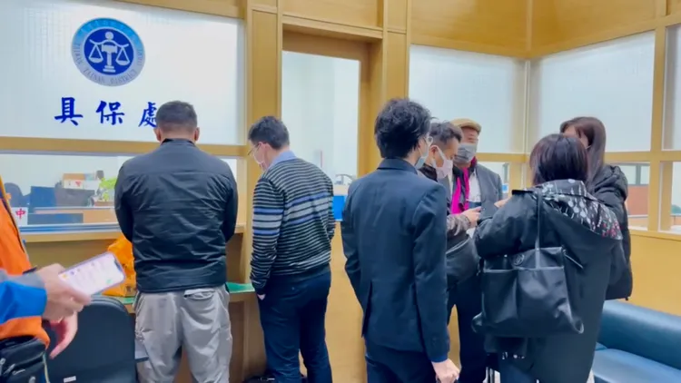 6名被告的律師、親友至台南地院辦理交保。王志弘攝