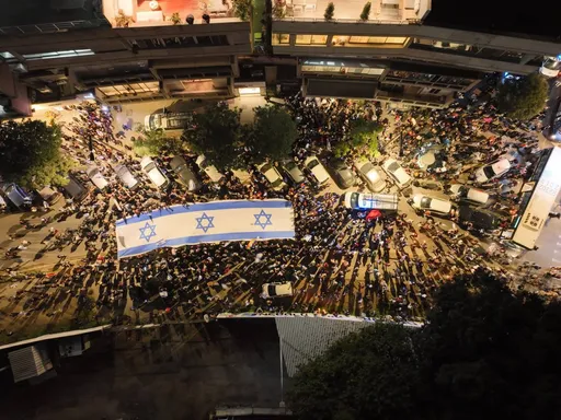 「國家燃燒,她去美髮」總理夫人遭數百人圍店抗議 警察暴衝救援