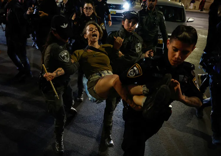 警方逮捕抗議者。路透社