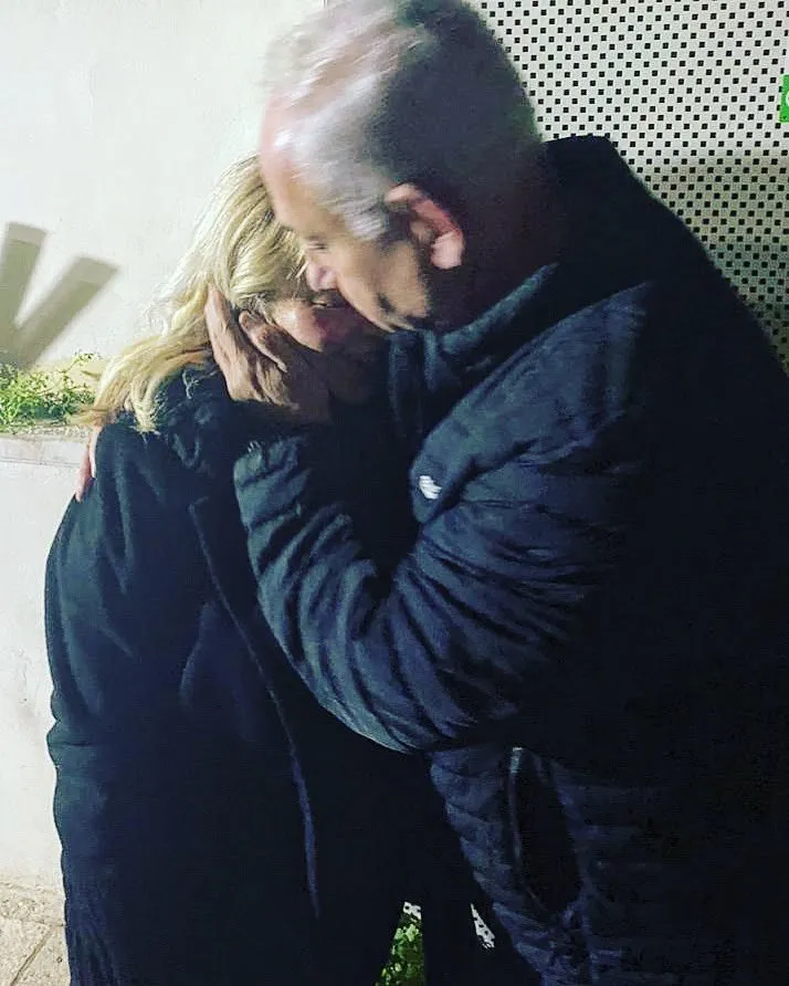 納坦雅胡發布抱著太太的照片。翻攝推特@netanyahu