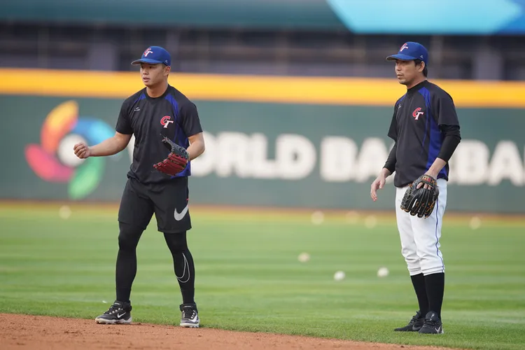 林岳平關注鄭宗哲練球。中央社