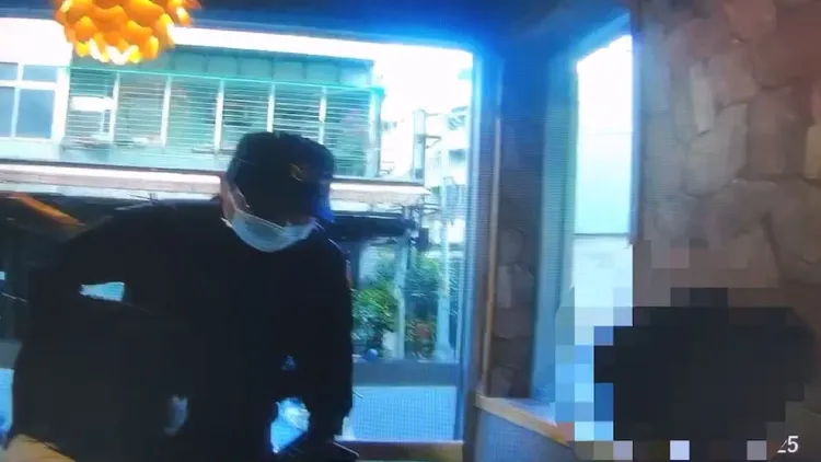 警員解釋這是詐騙。翻攝畫面