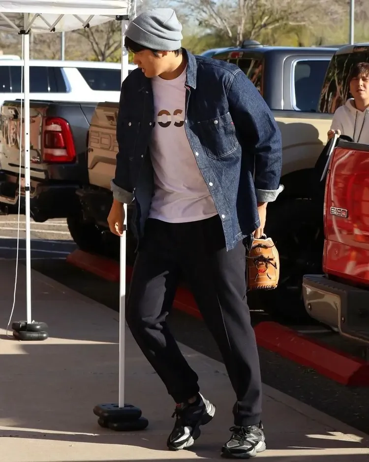 大谷翔平私下衣著也帥氣，近日前往練球即見他穿上BOSS素色Logo T恤搭配牛仔襯衫及毛帽的造型。品牌提供