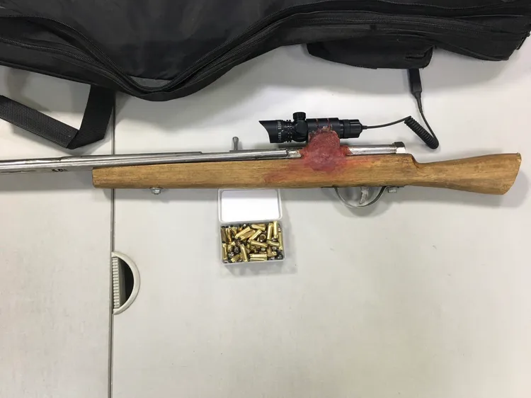 警方查獲溫男持有的獵槍及底火、鋼珠彈。三峽警分局提供