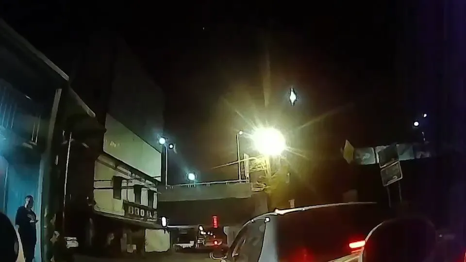 警方攔下邊開車邊抽菸的溫男。三峽警分局提供