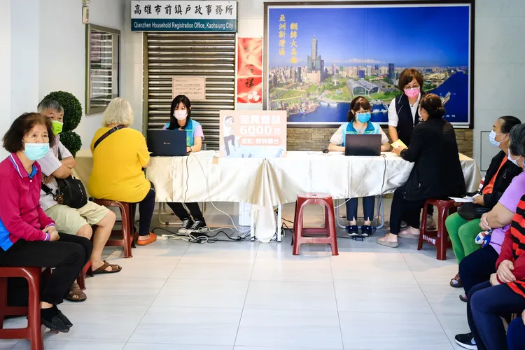前鎮區公所登記民眾。高市府提供