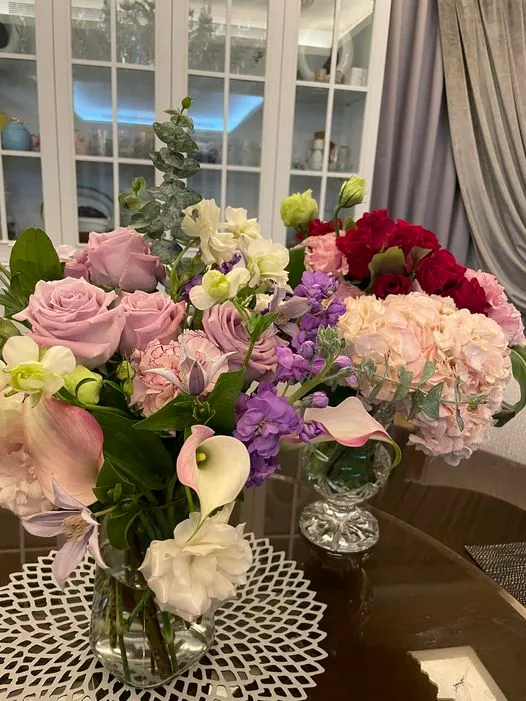 于美人生日收到花。翻攝于美人臉書