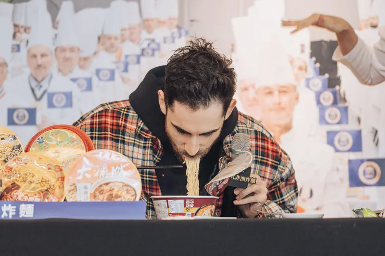 KU說，小時光麵館的的整體層次做得讓人驚艷，重點是這碗不須烹煮只要簡單沖泡就可以吃到，讓他好想引進家鄉。業者提供