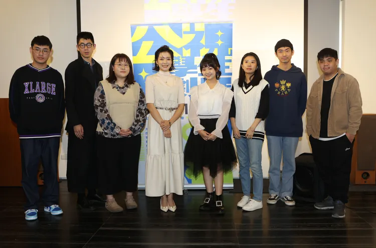 《黑孩守墓》導演丁聖峯（左起）、《半天的海邊》導演紀建廷、《大夜》導演江佳諭、演員林雨宣、吳以涵、《蘇芯語改名字》導演姜姿含、《四坪半戀人》導演王宏量、《榴槤芭》導演莊時俊。公視提供 