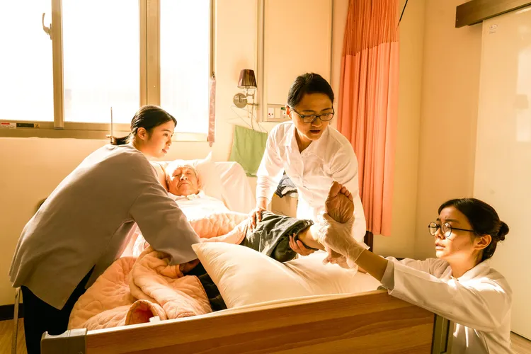 《大夜》是甫去世的資深演員丁強（左二）遺作之一， 右為林雨宣。公視提供