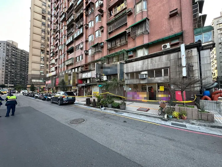 警方在墜樓現場拉起封鎖線。翻攝畫面