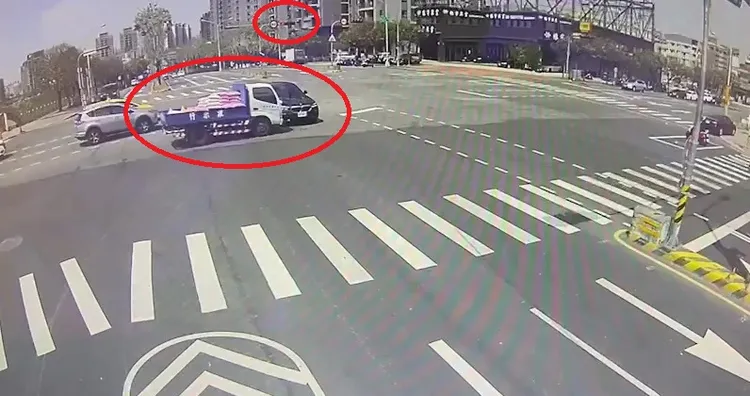 BMW休旅車闖紅燈，撞上滿載白米的大貨車。民眾提供