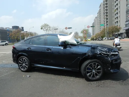 開373萬BMW休旅車闖紅燈 衝撞貨車!台中女身體有這反應慘了