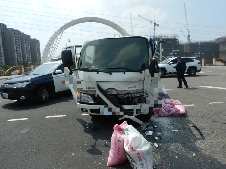 大貨車左車頭受損，車斗上的白米掉了好幾包。民眾提供