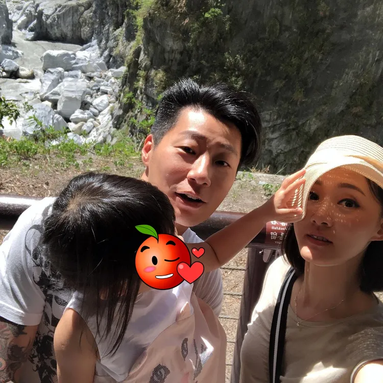 ​林昶佐一家人合影。翻攝自​Doris臉書