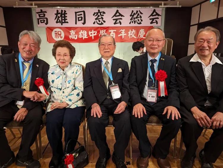 河野昭先生獲得高雄市政府頒發榮譽市民證書（中）。翻攝莊福泰臉書