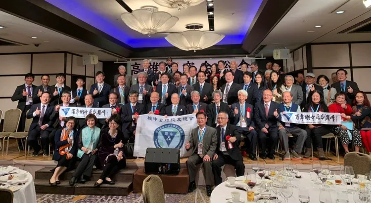 高雄中學全球校友大會19日在東京新宿舉行雄中創校百週年紀念式典。翻攝朱家煌臉書