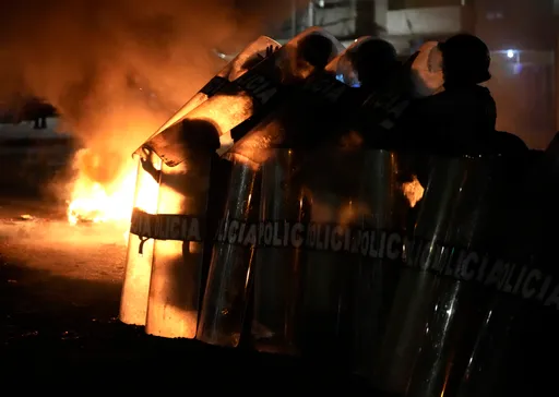 遭示威群眾丟石頭、持棍棒追打 祕魯軍人跳河逃生6溺斃