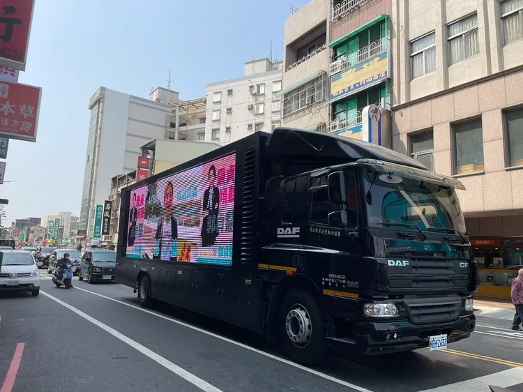 大型影音車首度在台南溪北上場打選戰，吸引選民目光。郭貞慧提供
