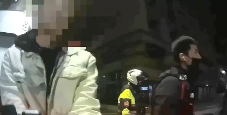 顏男自知東窗事發，主動自外套左側口袋取出1支電子菸。翻攝畫面