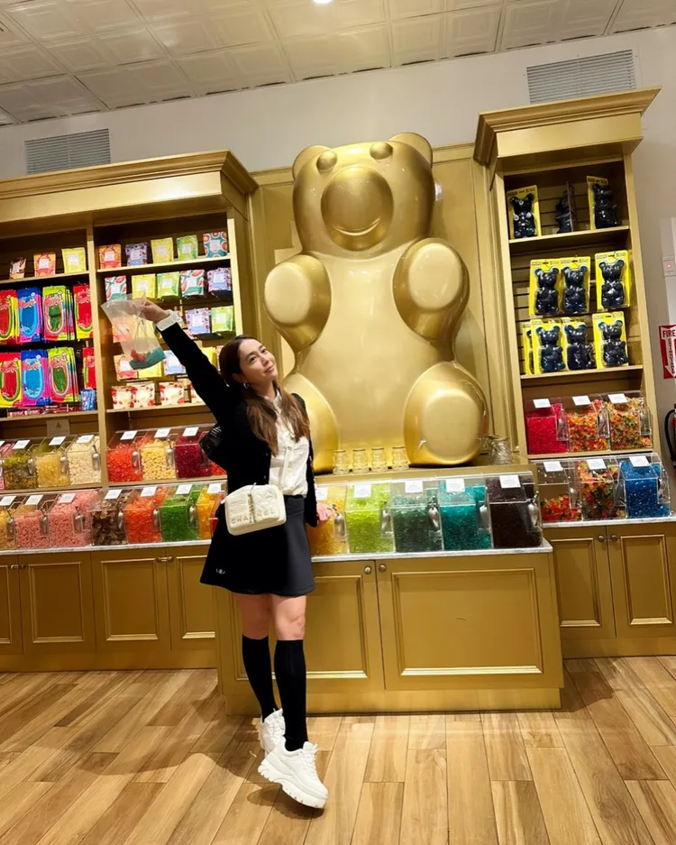 李珉廷逛果凍店嗨到高舉雙手，彷佛青春洋溢的少女。翻攝李珉廷IG