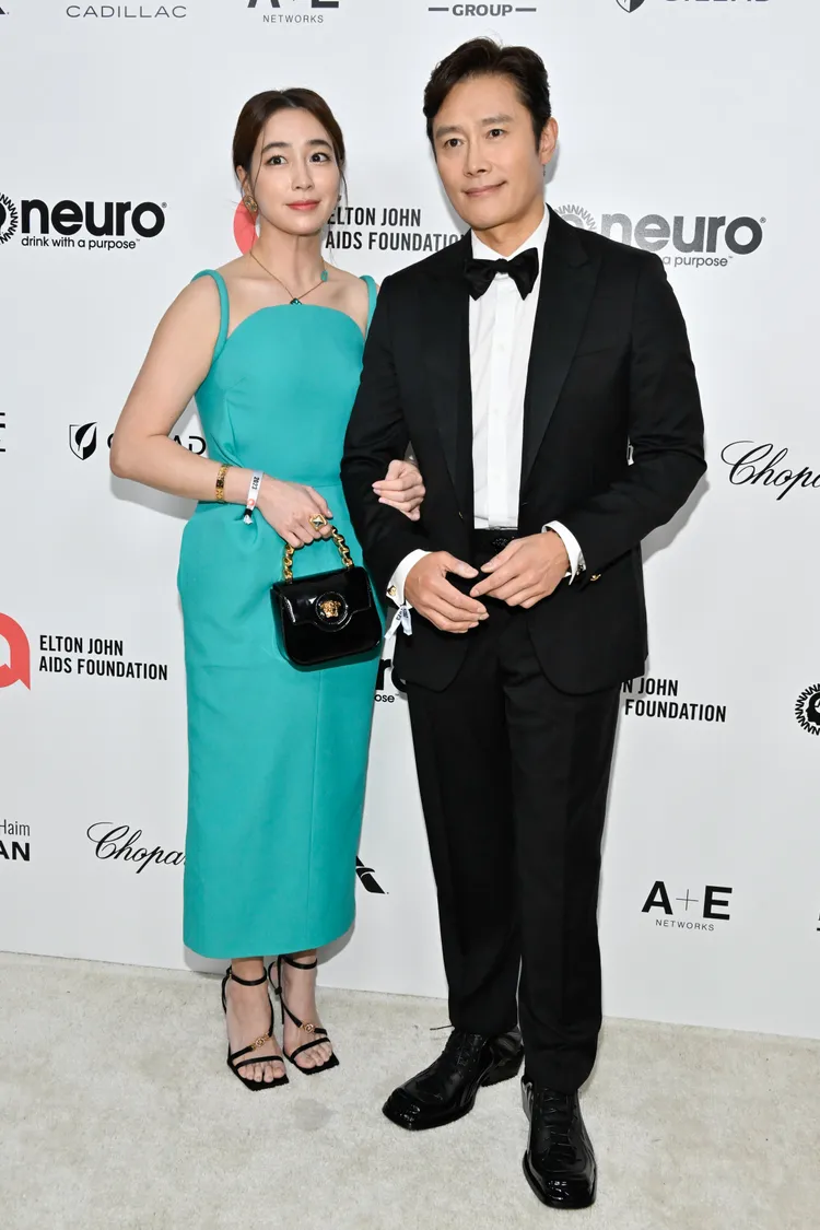 李珉廷（左）與李秉憲參加艾爾頓強愛滋基金會舉辦的奧斯卡頒獎觀看派對，變回端莊形象。達志