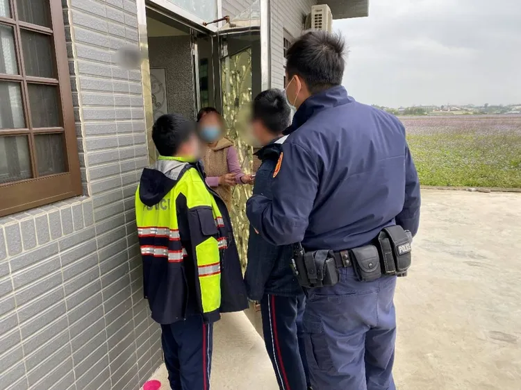 警員將小兄弟送回家。大園警分局提供